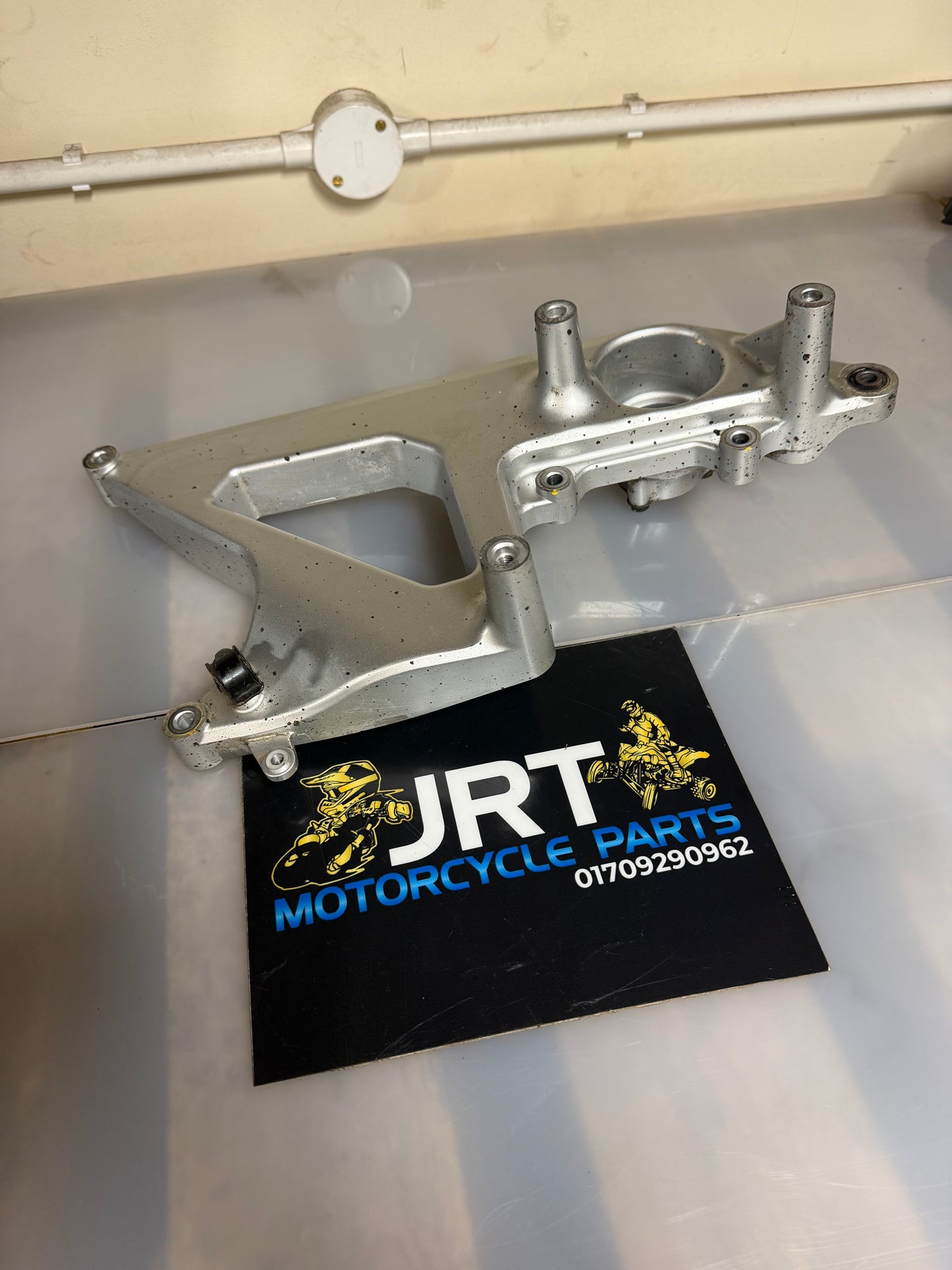Kymco Skytown 125 swing-arm Exhaust mount