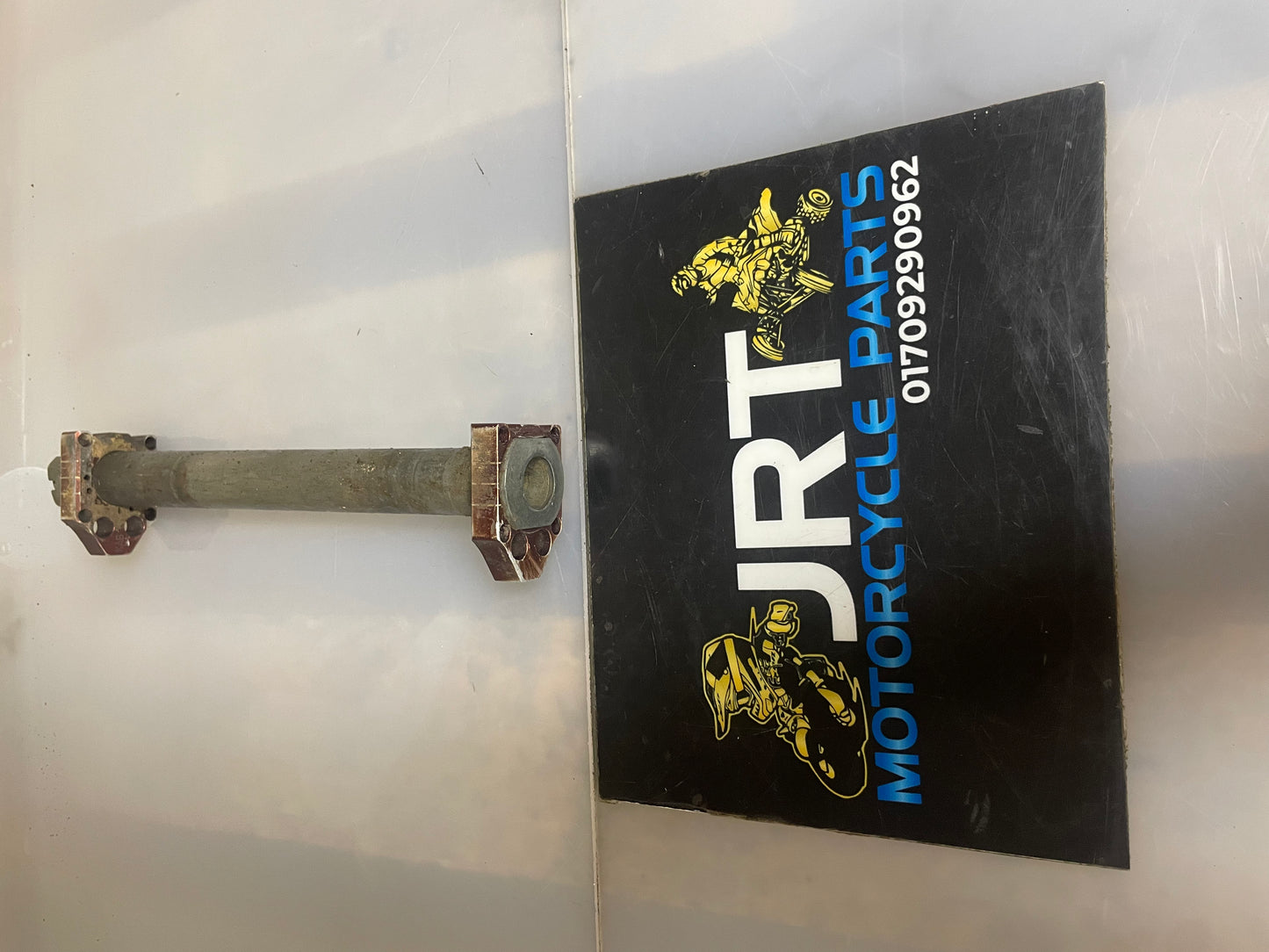 Kawasaki KXF 250 2011 rear wheel spindle