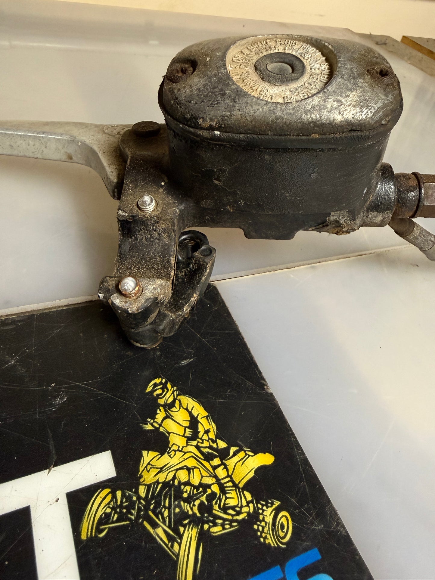 Polaris sportsman 500 H.O 2006 front left master cylinder