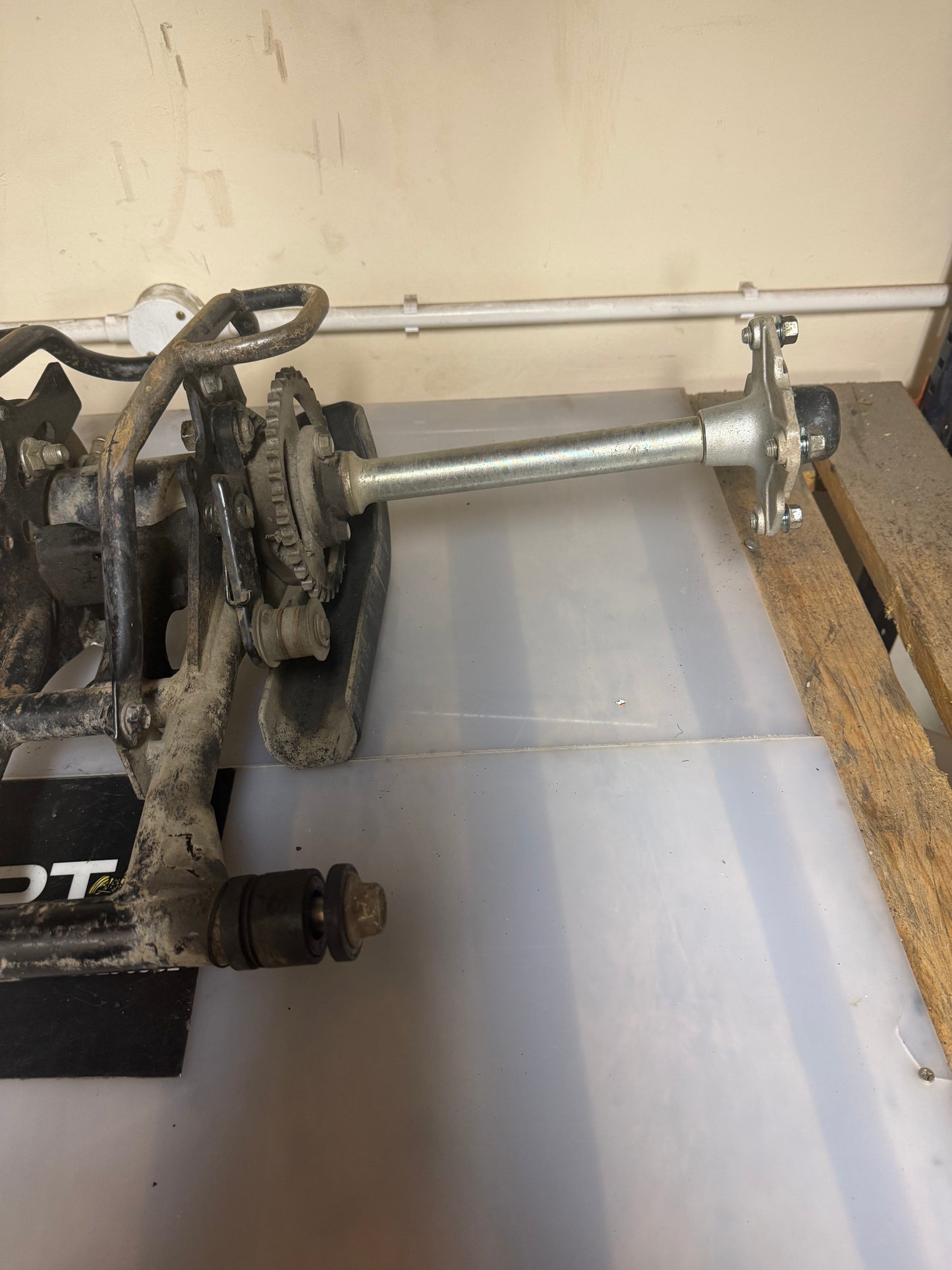 Yamaha YFM 90 2018 rear axel/swing arm complete